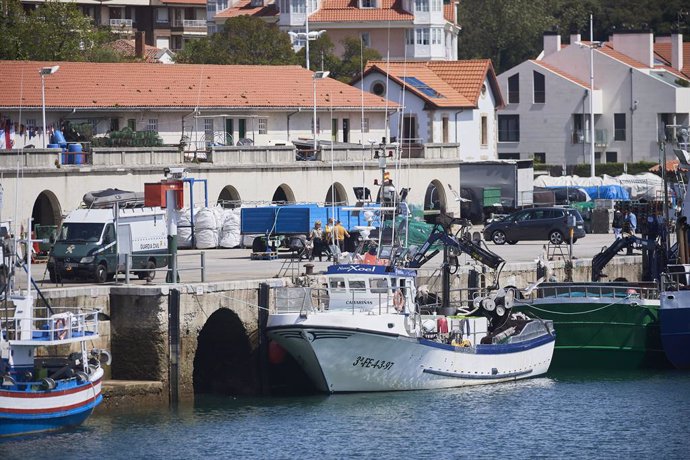 Archivo - El barco gallego del que un pescador cayó al mar y se encuentra desaparecido, durante un dispositivo de búsqueda en el puerto de San Vicente de la Barquera, a 25 de abril de 2023, en San Vicente de la Barquera, Cantabria (España). Salvamento Mar