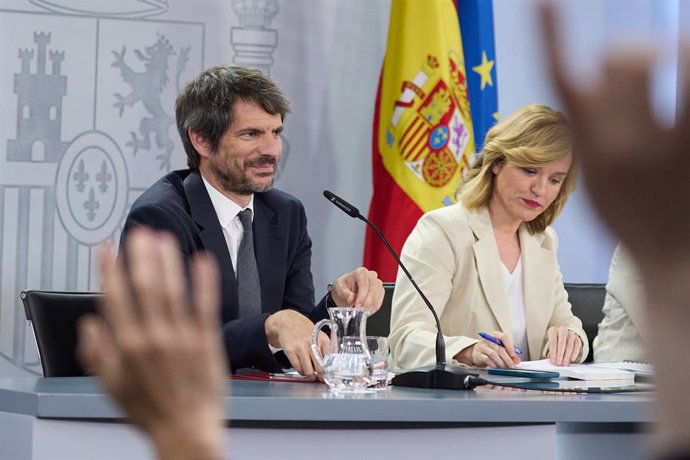 El ministro de Cultura, Ernest Urtasun, y la portavoz del Gobierno y ministra de Educación, Formación Profesional y Deportes, Pilar Alegría, durante una rueda de prensa posterior a la reunión del Consejo de Ministros, en el Palacio de la Moncloa.