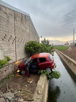 Resulta ileso un conductor tras sufrir una salida de vía en la huerta de València cerca de Alboraya