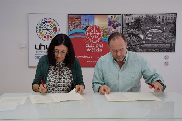 La rectora de la UHU, María Antonia Peña, y el presidente de la Caja Rural del Sur, José Luis García-Palacios.