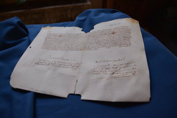 La Diputación incorpora facsímiles de documentos de Isabel La Católica a la exposición de la semana de puertas abiertas en el Archivo Provincial.