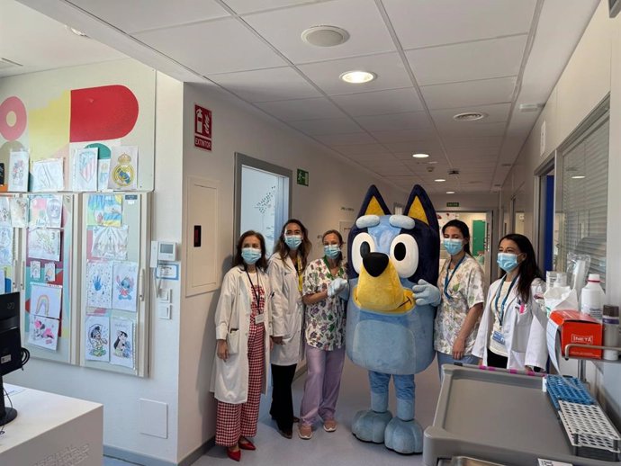 Visita del personaje de dibujos animados 'Bluey' al Hospital de Salamanca.
