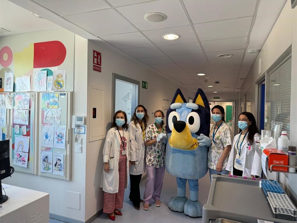 Visita del personaje de dibujos animados 'Bluey' al Hospital de Salamanca.