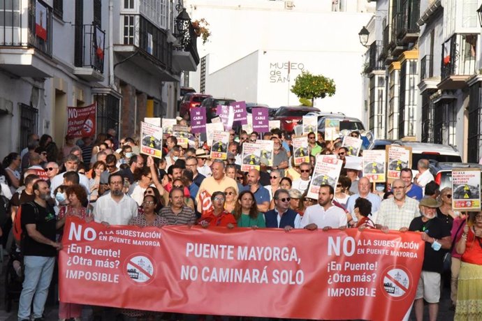 El alcalde de San Roque en una manifestación contra la subestación de Red Eléctrica para la interconexión con Ceuta.