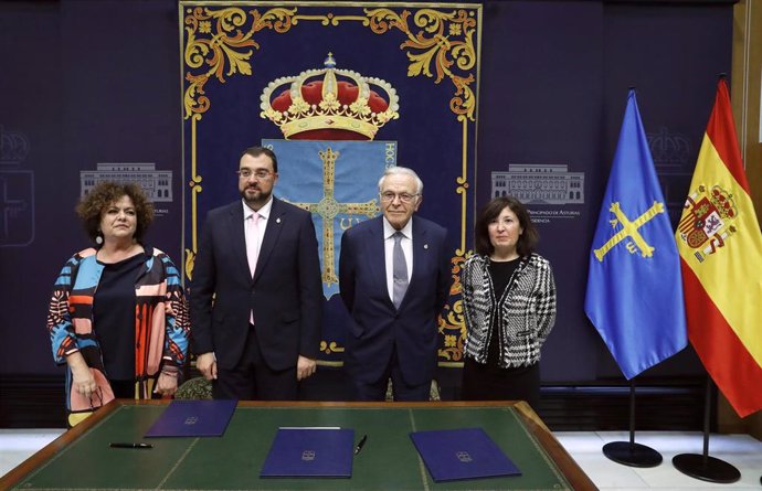 La consejera de Derechos Sociales y Bienestar, Marta del Arco; el presidente del Principado, Adrián Barbón; el presidente de la Fundación La Caixa, Isidro Fainé, y la delegada de la Fundación La Caixa en Asturias, Irene Agudo.