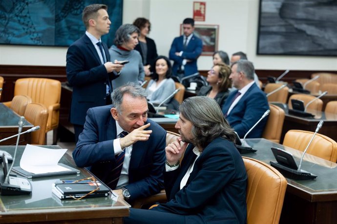 Archivo - El portavoz parlamentario de IU y diputado de Sumar, Enrique Santiago (i), y el diputado de Sumar por Sevilla, Francisco Sierra (d), antes de una comisión, en el Congreso de los Diputados. (Foto de archivo).