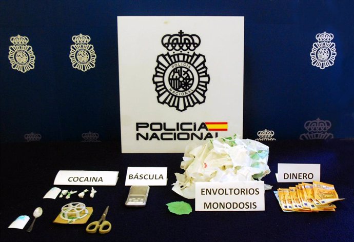 Exposición de lo incautado a las dos personas detenidas en Teruel