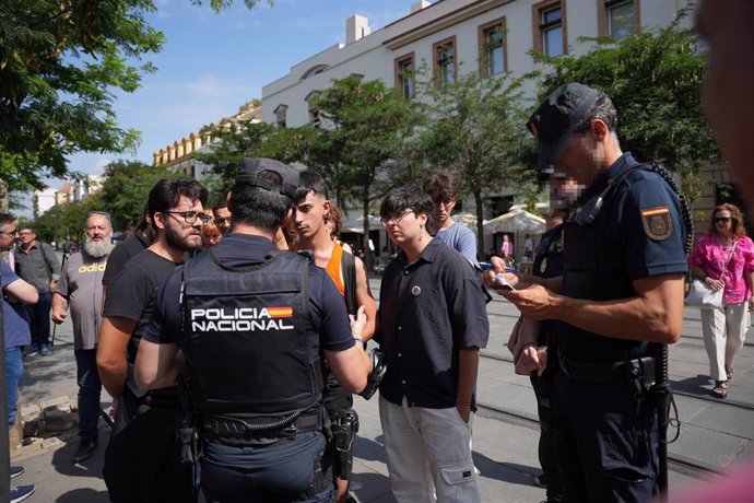 La policía nacional junto a varios estudiantes de la US que se manifiestan tras el desalojo de este martes