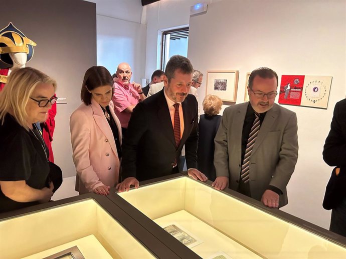 El consejero de la Comunidad de Madrid, Mariano de Paco, y la alcaldesa de Alcalá, Judith Piquet, han visitado las exposiciones organizadas dentro del Festival Iberoamericano del Siglo de Oro.