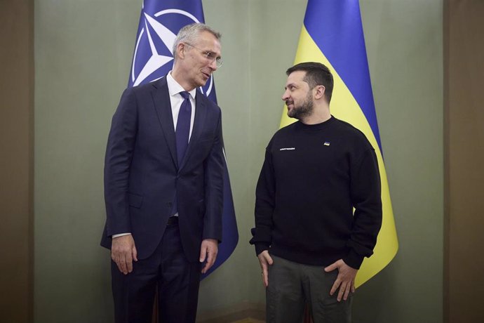 Archivo - April 20, 2023, Kyiv, Ukraine: NATO Secretary General Jens Stoltenberg, left, and Ukrainian President Volodymyr Zelenskyy chat together during the formal arrival ceremony at the Mariinsky Palace, April 20, 2023 in Kyiv, Ukraine.