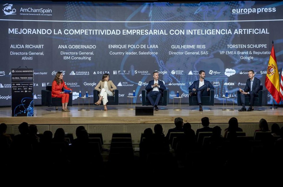 (I-D) La directora general de Afiniti, Alicia Richart; la directora general de IBM Consulting, Ana Gobernado; el presidente de Salesforce, Enrique Polo de Lara; el director general de SAS, Guilherme Reis; y el VP EMEA Brand & Reputation de Google,Torste