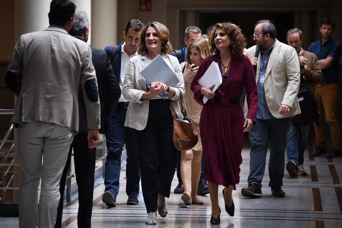 La vicepresidenta tercera y ministra para la Transición Ecológica y el Reto Demográfico, Teresa Ribera y la vicepresidenta primera del Gobierno, ministra de Hacienda y vicesecretaria general del PSOE, María Jesús Montero)  en el Senado