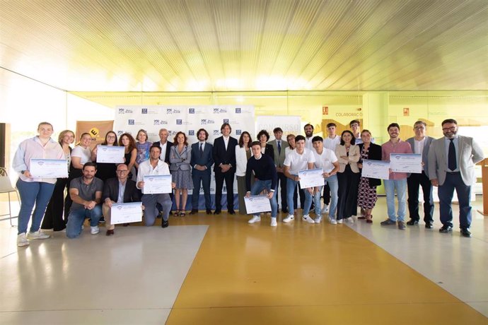 Foto de familia con los galardonados en el XVI Concurso UPOemprende, con el rector, Francisco Oliva, en el centro.