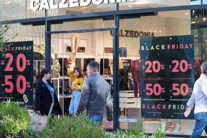 Archivo - Varias personas van de compras durante el Black Friday.