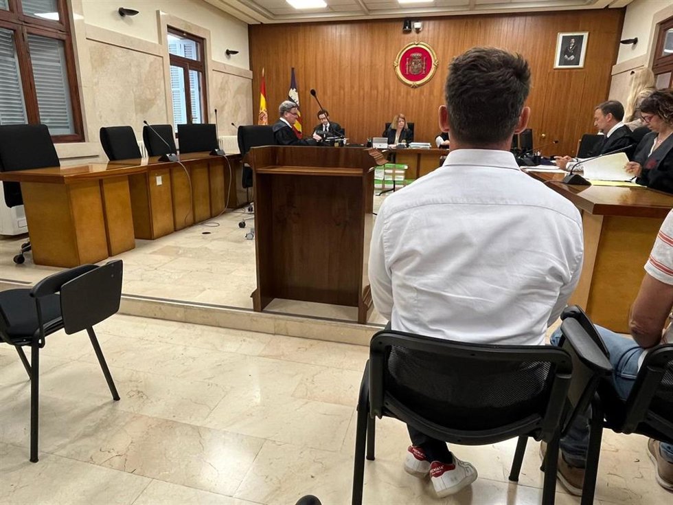 El acusado de haber violado a su pareja en Andratx, sentado para el juicio.