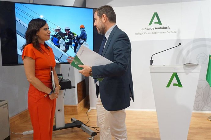 La delegada de Empleo, María Dolores Gálvez, y el director del Centro de Prevención de Riesgos Laborales de Córdoba, tras la presentación de las ayudas.