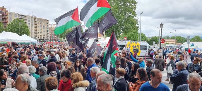 Acampados por Palestina sigue el recorrido de la procesión de los banderazos con emblemas