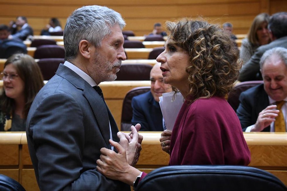 El ministro del Interior, Fernando Grande-Marlaska, y la vicepresidenta primera del Gobierno, María Jesús Montero, durante una sesión de control al Gobierno en el Senado