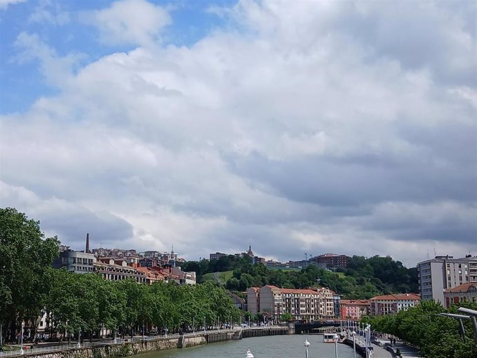 Cielo muy nuboso en Bilbao.