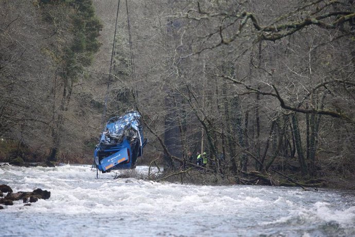 Archivo - Una grúa participa en la labor de izado del autobús accidentado para sacarlo del cauce del río Lérez, a  27 de diciembre de 2022, en Cerdedo-Cotobade, Pontevedra, Galicia (España). Un servicio de grúas se ha desplazado al lugar con el objetivo d