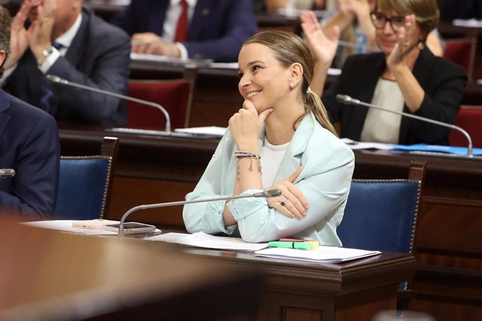 Archivo - La presidenta del Govern balear, Marga Prohens durante una sesión de control en el Parlament balear