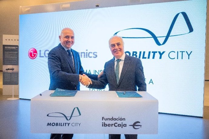 El director general de Fundación Ibercaja, José Luis Rodrigo, y el director de B2B de LG España, Francisco Ramírez, han firmado el convenio por el que LG pasa a ser nuevo socio de Mobility City.