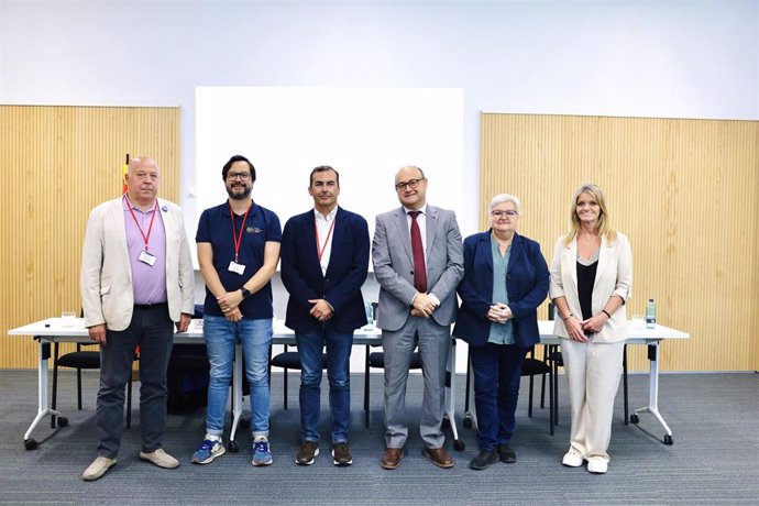 Los representantes de la Generalitat y las empresas que han firmado los acuerdos.