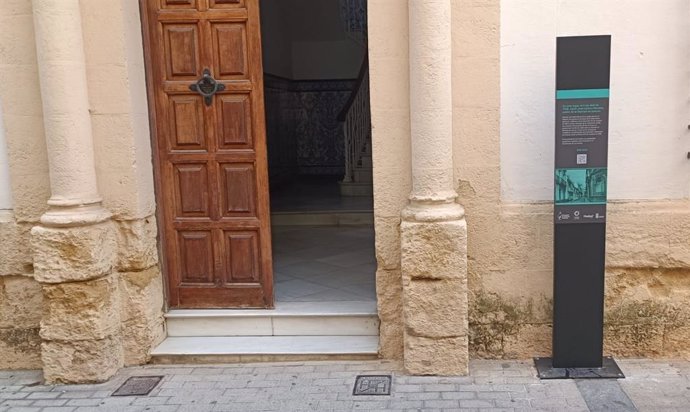 Totem dedicado a José Isidro Morales, padre de la libertad de prensa en Eapana, en la puerta de su casa natal en Huelv