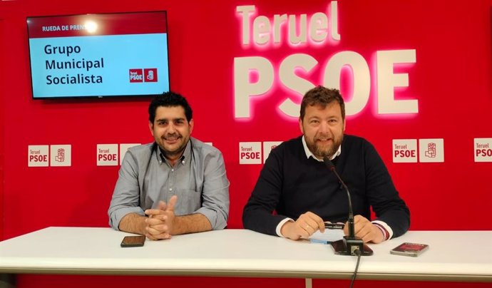 El portavoz municipal del PSOE Teruel, José Guillén, y el concejal Diego Piñeiro.