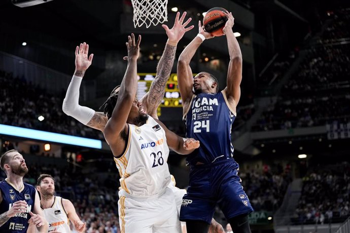 Yannis Morin intenta anotar ante Guerschon Yabusele en el segundo partido entre el Real Madrid y el UCAM Murcia de la final de la Liga Endesa 23-24