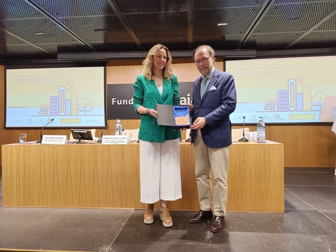 Vanesa Beltrán recoge el premio por Buenas Prácticas Locales por el Clima.