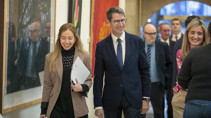 Archivo - El presidente del Gobierno, Gonzalo Capellán, entrando al pleno con la presidenta del Parlamento, Marte Fernández