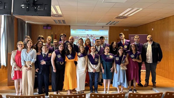 Foto de familia con los participantes en el programa formativo 'Fevida', destinado a personas con discapacidad intelectual.