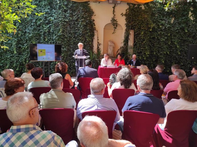 El presidente de la Diputación de Córdoba, Salvador Fuentes, interviene en la presentación del catálogo de la exposición 'Historia y memoria con nombre de mujer'.