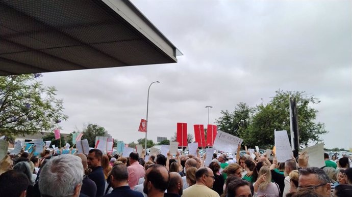 Concentración de profesionales sanitarios y usuarios del Reina Sofía contra los recortes y los cierres de unidades en el hospital.