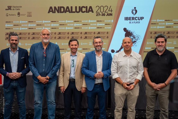 Foto de familia de la presentación de la Ibercup Andalucía 2024 en La Línea de la Concepción.