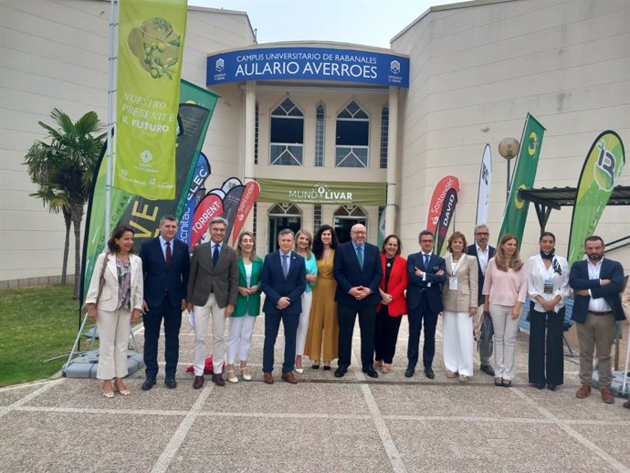 El delegado de Agricultura, Pesca, Agua y Desarrollo Rural, Francisco Acosta (segundo por la izda.), en la inauguración de Mundolivar.