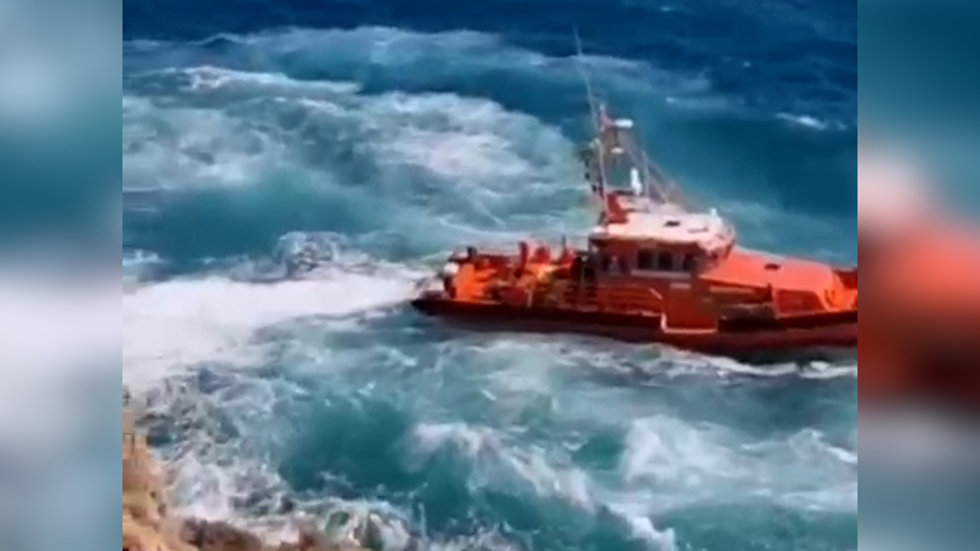 Tres heridos tras la explosión de una embarcación en el puerto de Cabo Roig en O