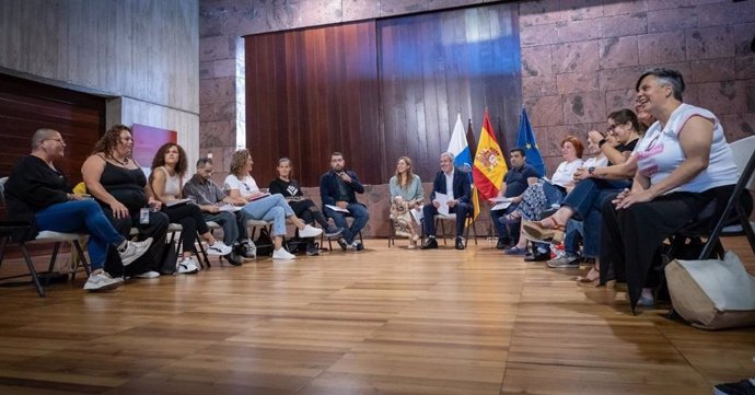 El presidente de Canarias, Fernando Clavijo, en una reunión con la Coordinadora LGTBIQ+