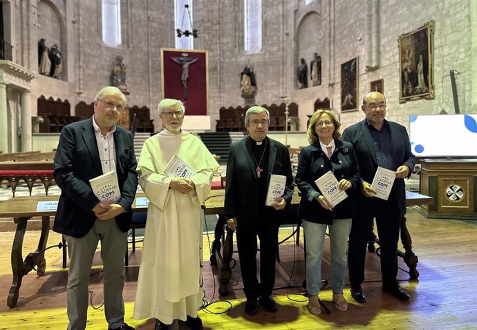 La periodista Elsa González; el arzobispo de Valladolid, Luis Argüello; el director de 'La Linterna', Ángel Expósito; el director regional de COPE, Luis Jaramillo, y Fray Salustiano en la presentación del libro 'Cadena COPE'.