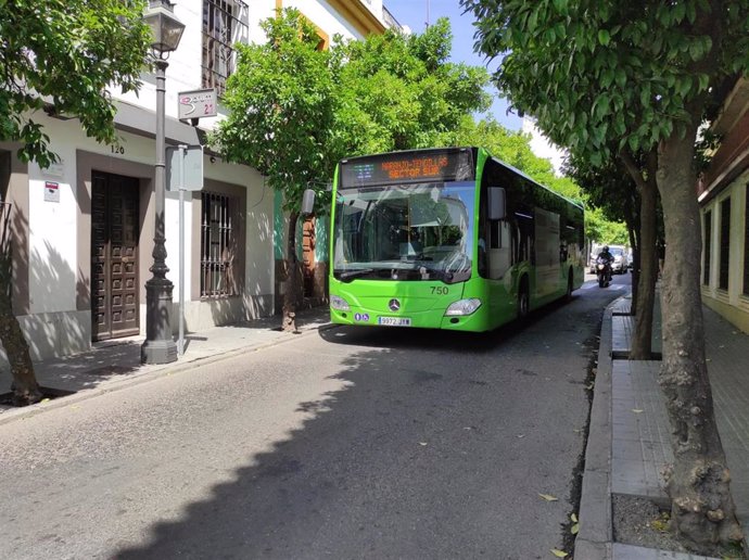 Archivo - Un autobús de Aucorsa.