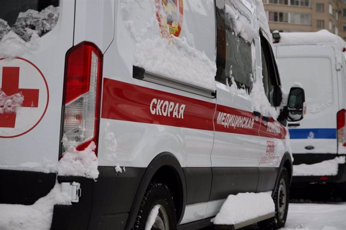 Archivo - February 4, 2023, Saint Petersburg, Russia: Russian Federation. Saint-Petersburg. Winter. Ambulance car in the parking lot.