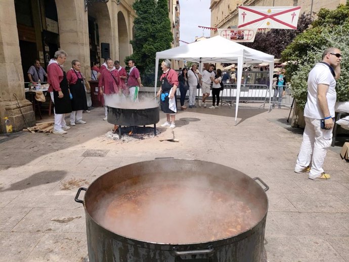 Archivo - Cocinando el toro guisado en San Bernabé