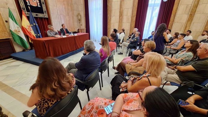 El director general de Igualdad real y efectiva de las personas LGTBI+ del Ministerio de Igualdad, Julio del Valle, ha mantenido un encuentro con distintos representantes del colectivo en la Subdelegación del Gobierno en Almería.