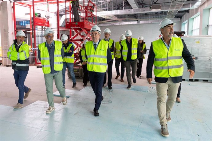 El conselleiro de Educación, Ciencia, Universidades e FP, Román Rodríguez, visita las obras del centro de investigación 'Mestrelab', en Santiago de Compostela.