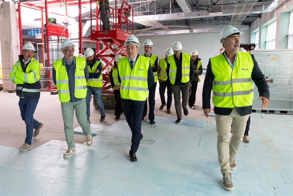 El conselleiro de Educación, Ciencia, Universidades e FP, Román Rodríguez, visita las obras del centro de investigación 'Mestrelab', en Santiago de Compostela.