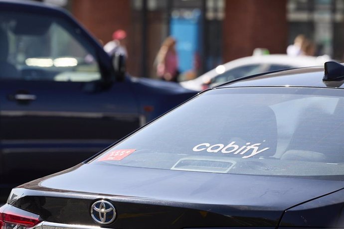 Archivo - Un taxi de Cabify en la zona de Atocha