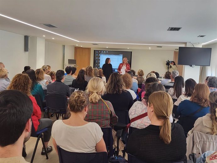 Asamblea de profesionales de enfermería convocada por SATSE y el Colegio, en la que se acuerda una manifestación y no se descartan paros o una huelga