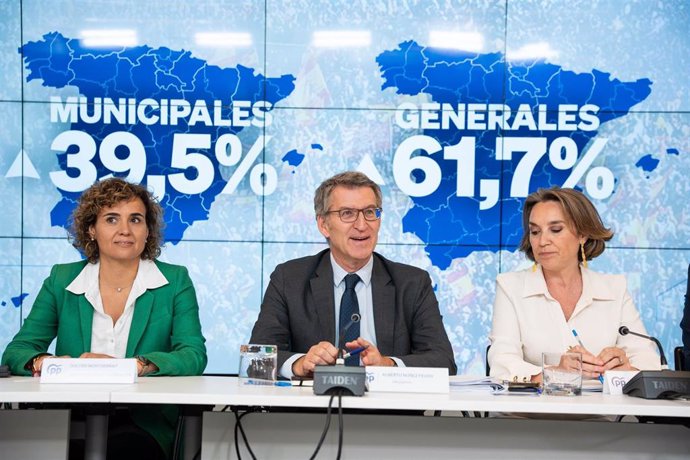 (I-D) La candidata del PP a las elecciones europeas, Dolors Montserrat; el presidente del PP, Alberto Núñez Feijóo y la secretaria general del PP, Cuca Gamarra, durante la reunión del Comité Ejecutivo Nacional, en la sede del PP, a 11 de junio de 2024, en