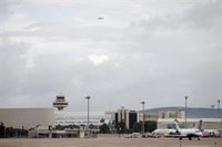 La tormenta sobre el aeropuerto de Palma deja un centenar de vuelos afectados entre desvíos y cancelaciones, según Aena